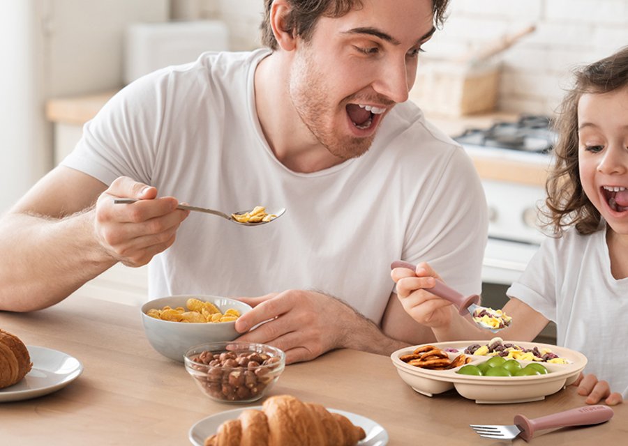 A family breakfast laid out with VITEVER pieces